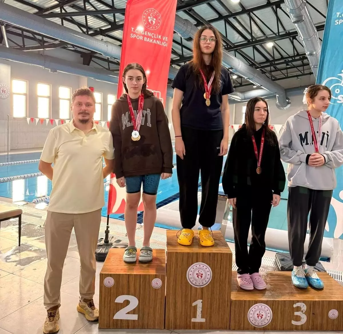 Düzce\'de Gençler Yüzme Müsabakaları Yapıldı