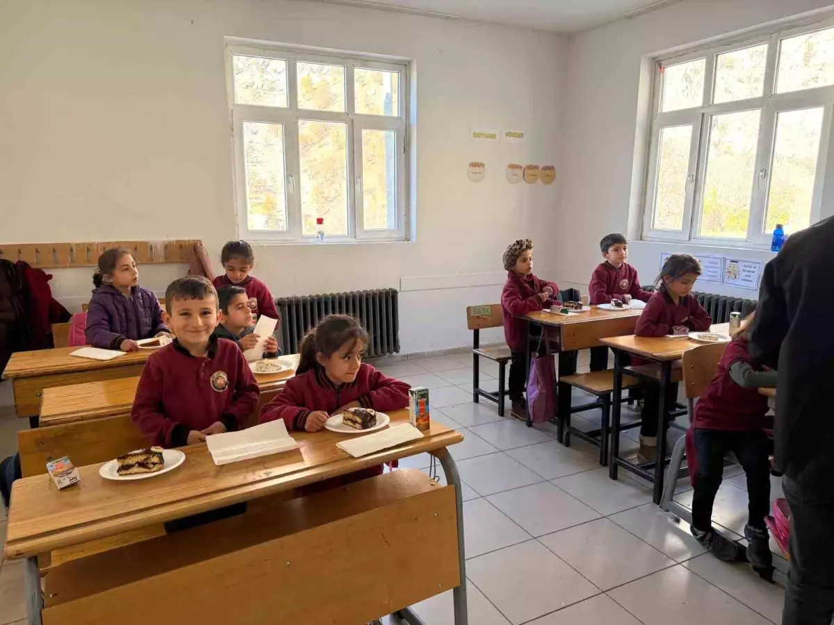 Öğrencilere Pasta İkramı