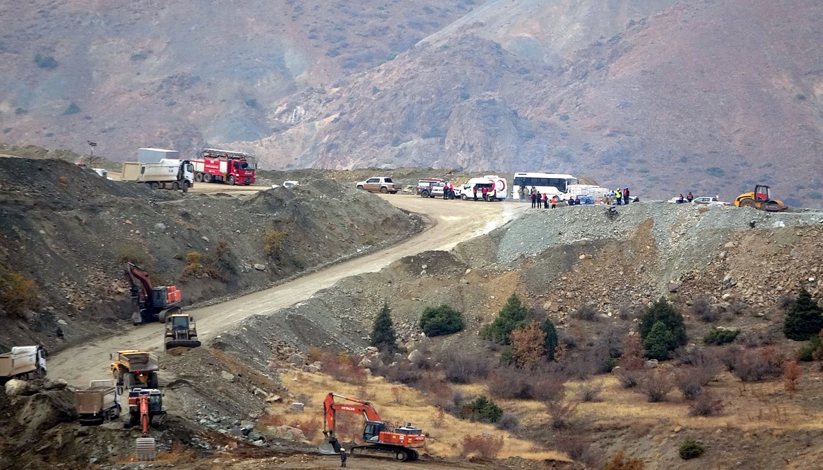 Divriği\'de Göçükte Kayıp Müdür İçin Arama Devam Ediyor