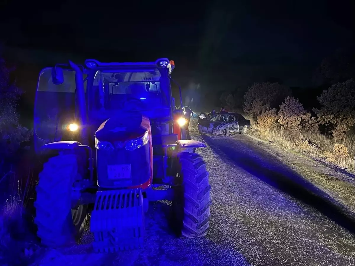 Uşak\'ta Traktör ile Otomobil Çarpıştı