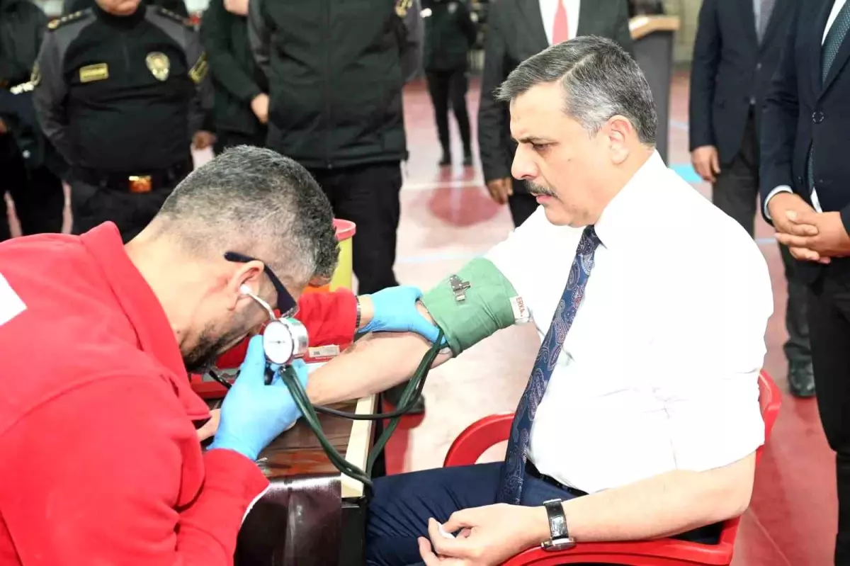 Vali Çiftçi\'den 45. Kan Bağışı