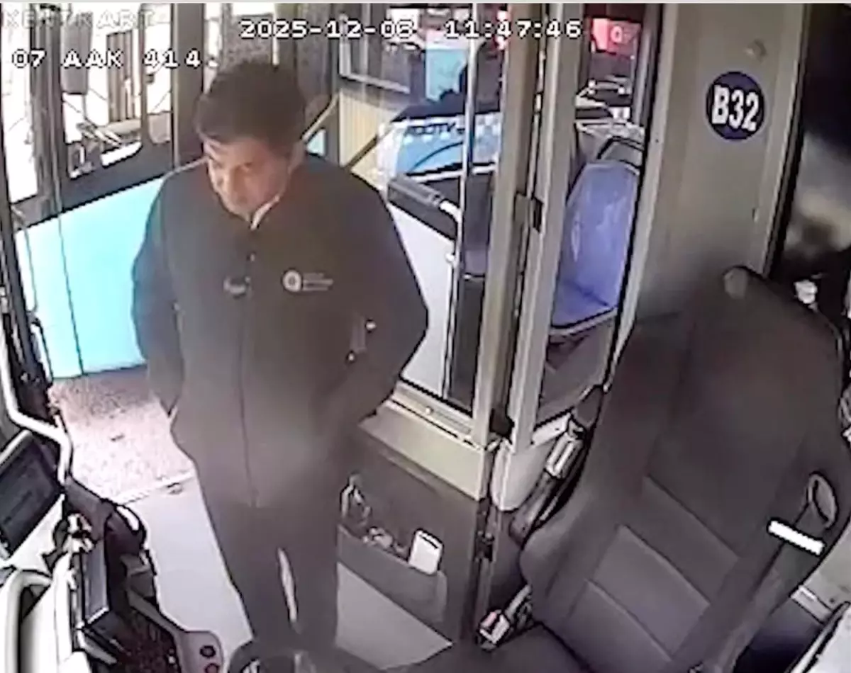 Yaşlı adamın otobüste unuttuğu içinde 4 bin euro olan çantanın başında adeta nöbet tuttu