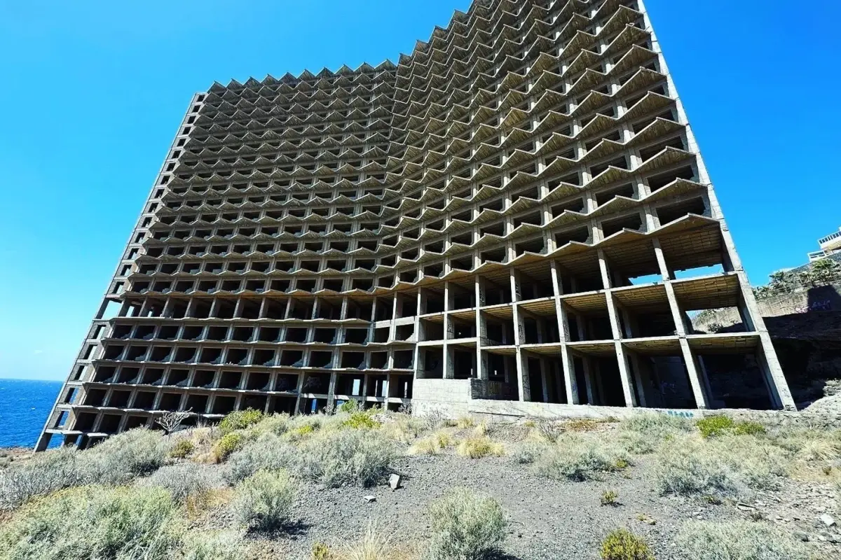 13 yaşındaki kız çocuğu 20 katlı otelden düşerek feci şekilde can verdi