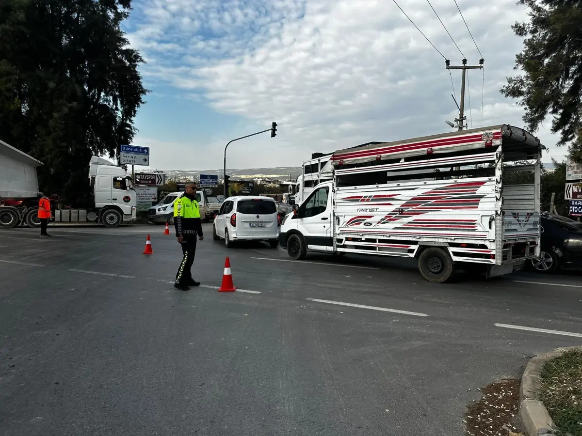 Erdemli\'de TIR\'ın tekeri koptu, yol trafiğe kapandı