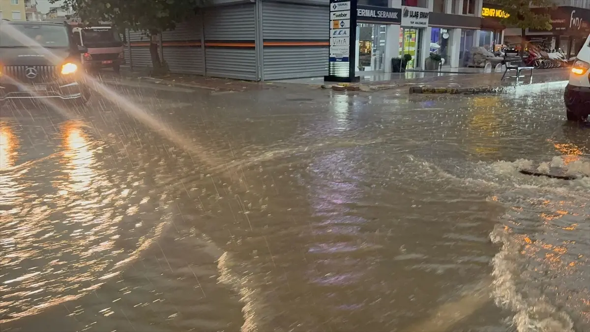 Antalya\'da Şiddetli Yağış ve Rüzgar Ulaşımı Olumsuz Etkiledi