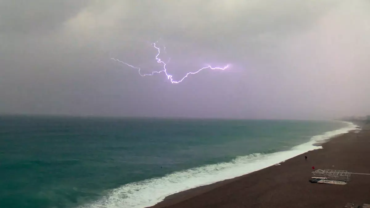 Deniz sürüklenen karavandaki turistler kurtarıldı