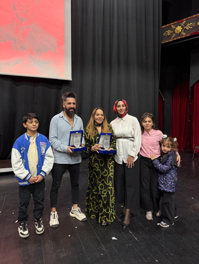 Avcılar'da moda dünyasını büyüleyen dokunuş: Emrullah Köroğlu'ndan 26 anneye özel tasarım mucizesi Avcılar'da moda dünyasını büyüleyen dokunuş: Emrullah Köroğlu'ndan 26 anneye özel tasarım mucizesi