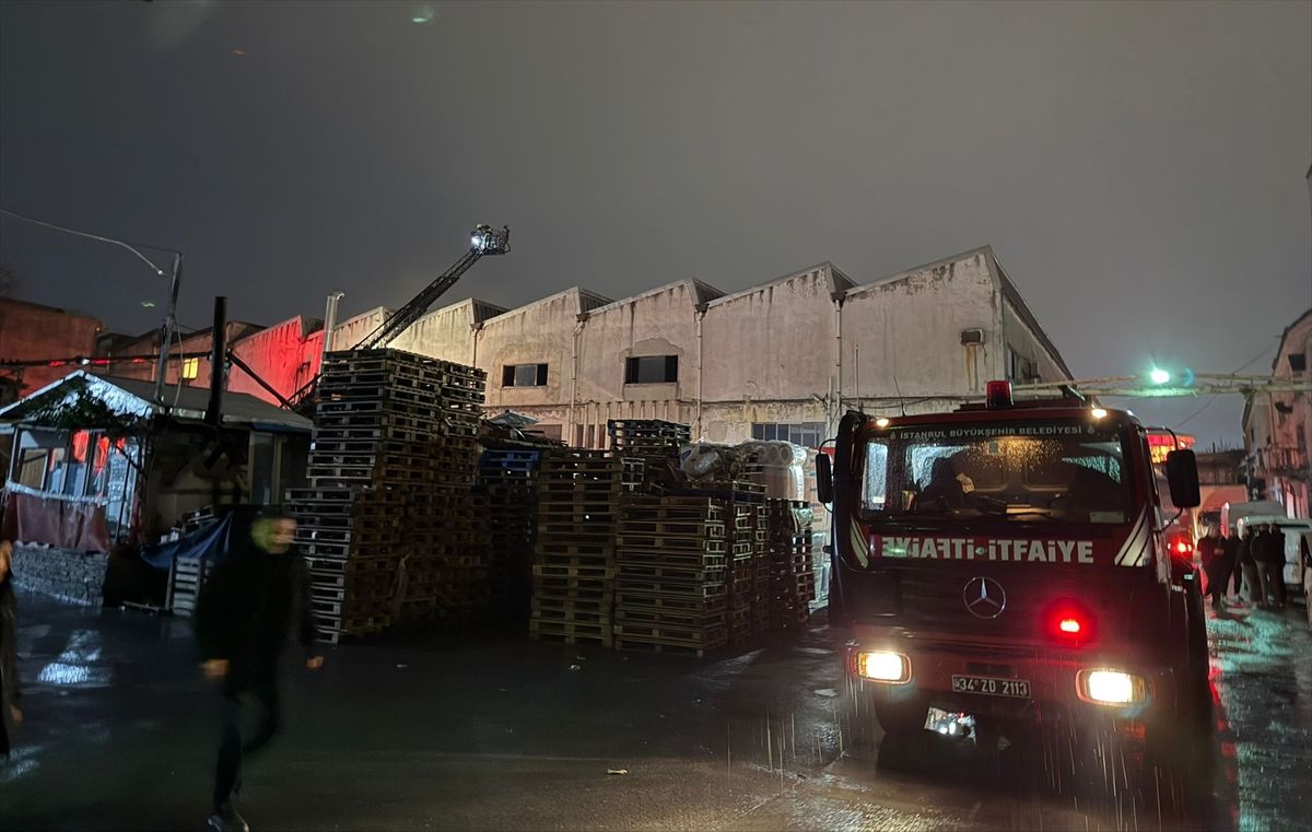 Bakırköy\'de İşyeri Yangını Kontrol Altına Alındı