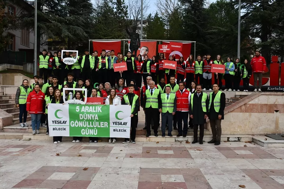 Bilecik\'te Gönüllüler Günü Yürüyüşü