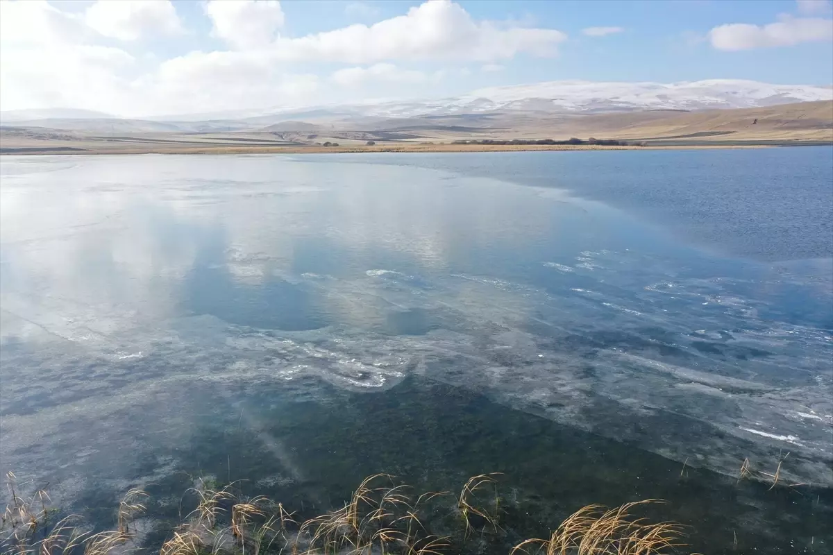 Çıldır Gölü\'nde Buz Tabakaları Oluştu
