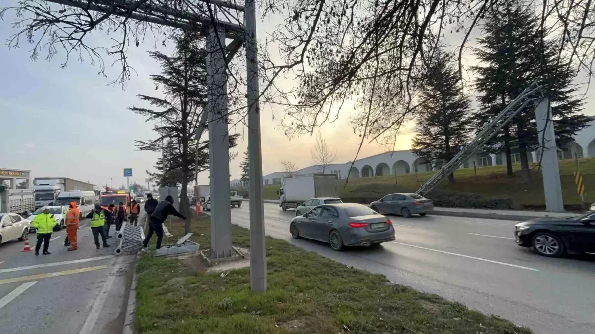 Eskişehir\'de Tır PTS Direğine Çarptı