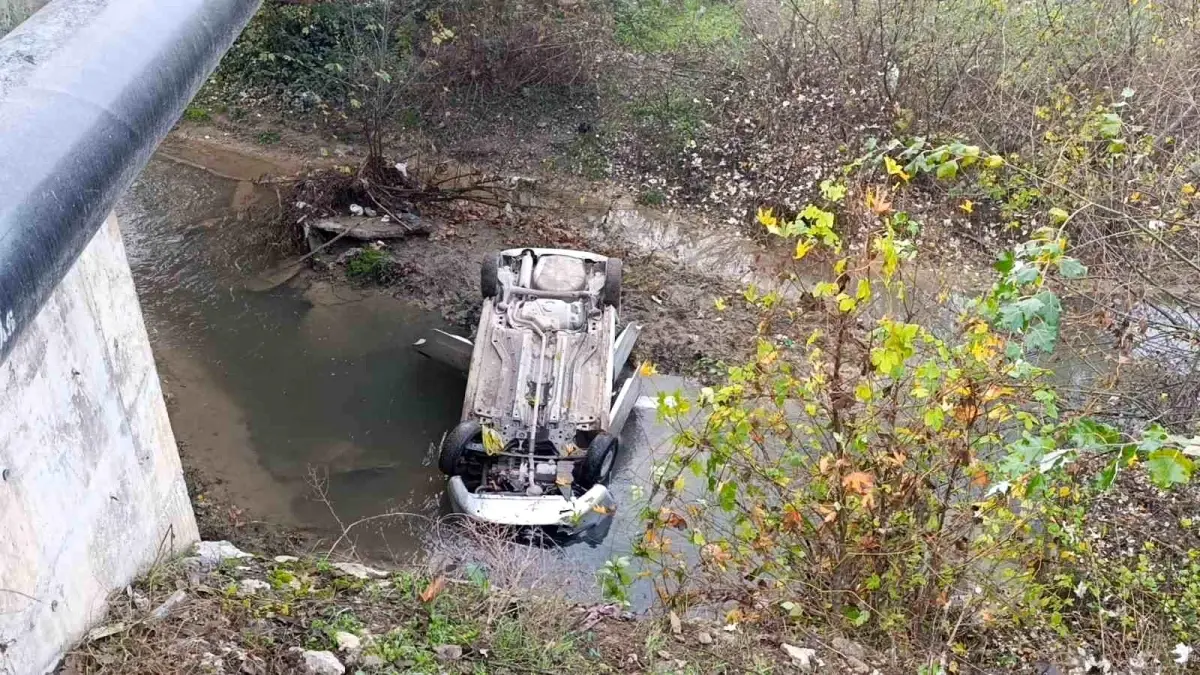 İnegöl\'de Otomobil Dereye Uçtu: Sürücü Yaralı