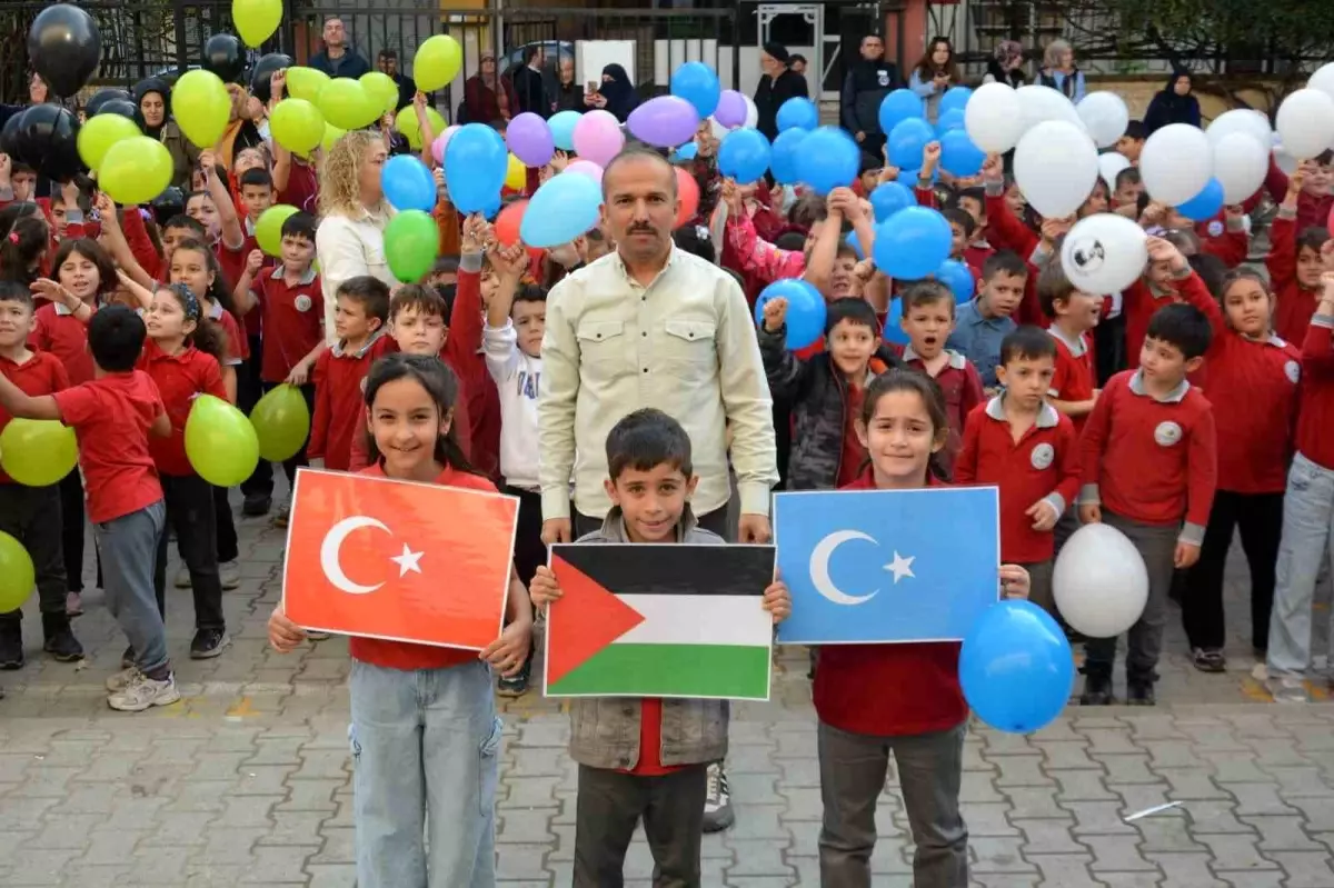 Gazze ve Doğu Türkistan\'daki çocukların özgürlüğü için gökyüzüne 787 balon bırakıldı