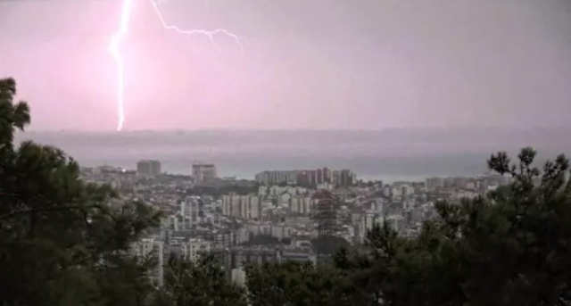 Gözde kentimizin üzerinde çakan şimşekler görsel şölen oluşturdu Gözde kentimizin üzerinde çakan şimşekler görsel şölen oluşturdu