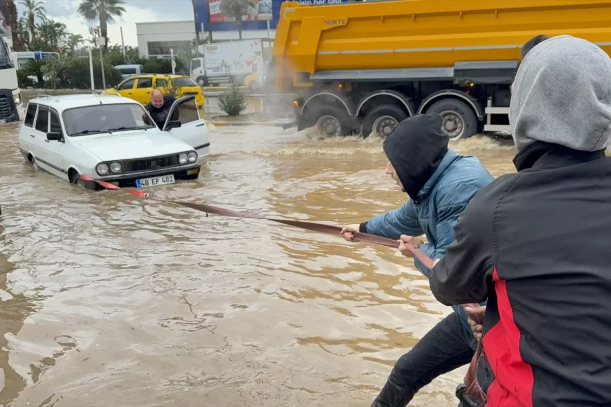 Meteoroloji\'nin turuncu kodla uyardığı ilçeyi sel aldı! Yollar göle döndü, hayat durdu