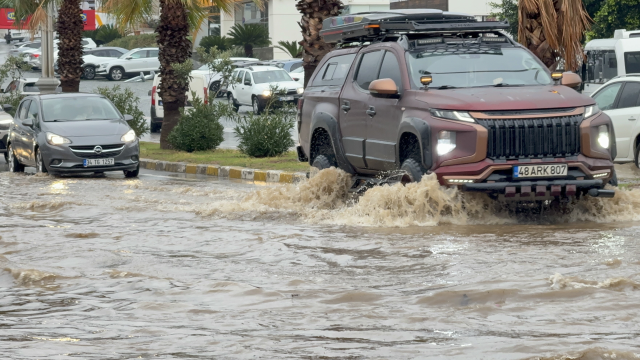 İlçeyi bir anda sel aldı! Yollar göle döndü, hayat durdu İlçeyi bir anda sel aldı! Yollar göle döndü, hayat durdu