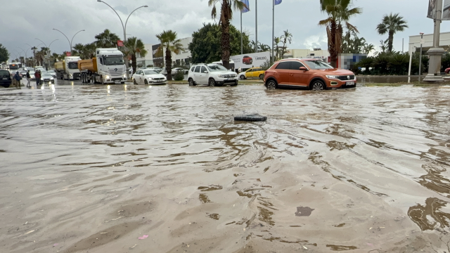 İlçeyi bir anda sel aldı! Yollar göle döndü, hayat durdu İlçeyi bir anda sel aldı! Yollar göle döndü, hayat durdu