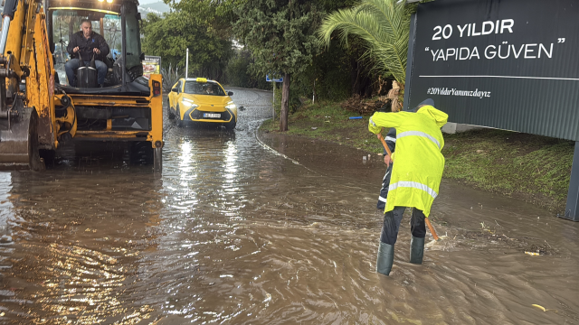 İlçeyi bir anda sel aldı! Yollar göle döndü, hayat durdu İlçeyi bir anda sel aldı! Yollar göle döndü, hayat durdu