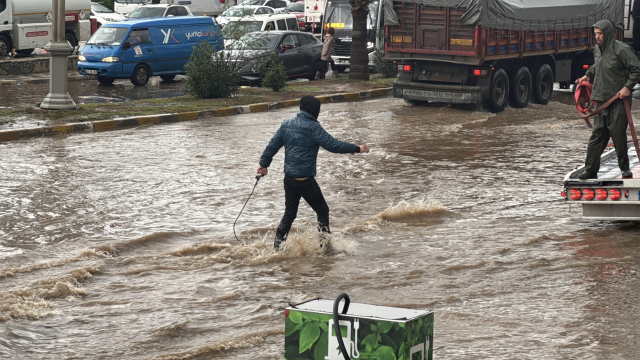 İlçeyi bir anda sel aldı! Yollar göle döndü, hayat durdu İlçeyi bir anda sel aldı! Yollar göle döndü, hayat durdu