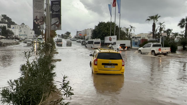 İlçeyi bir anda sel aldı! Yollar göle döndü, hayat durdu İlçeyi bir anda sel aldı! Yollar göle döndü, hayat durdu
