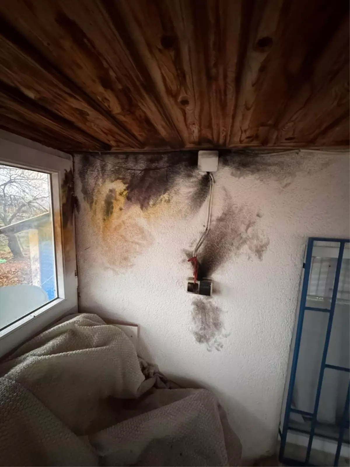 Yıldırım Düşen Evde Yangın Çıktı