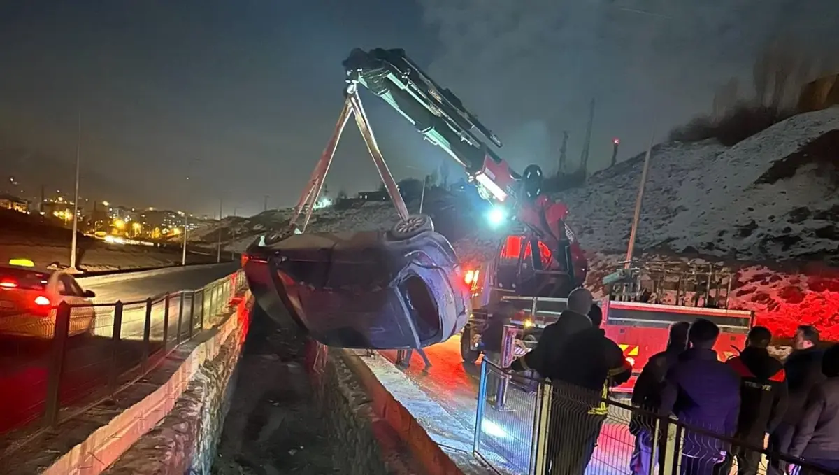 Yüksekova\'da Otomobil Su Kanalına Düştü