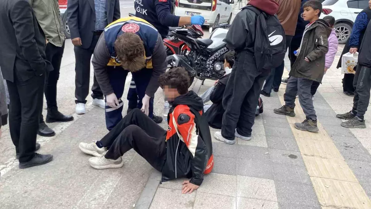 Aksaray\'da Motosiklet Kazası: 3 Öğrenci Yaralı