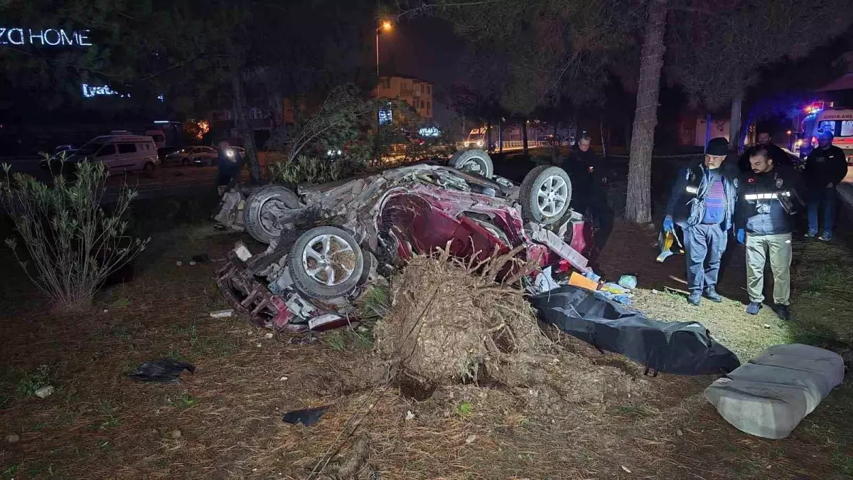 Otomobil, takla atarak çarptığı ağacı kökünden söktü: 1 ölü