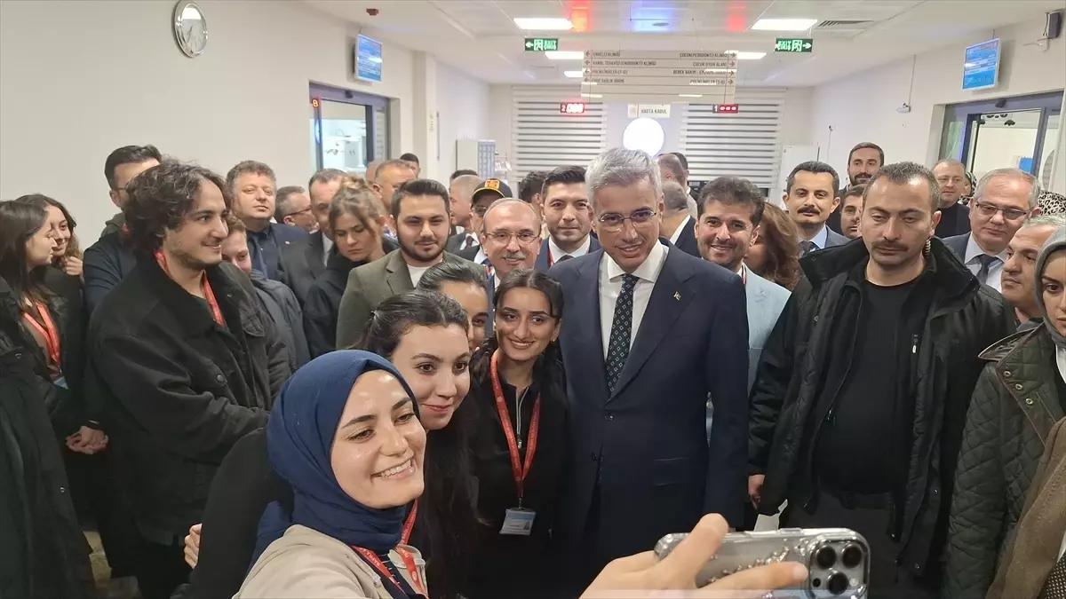 Bakan Memişoğlu Bafra\'daki Diş Hastanesini Ziyaret Etti