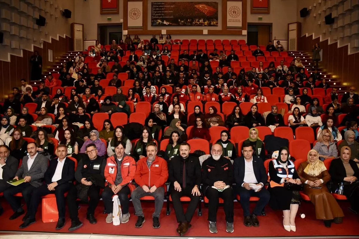 Dünya Gönüllüler Günü\'nde Gençlerle Söyleşi