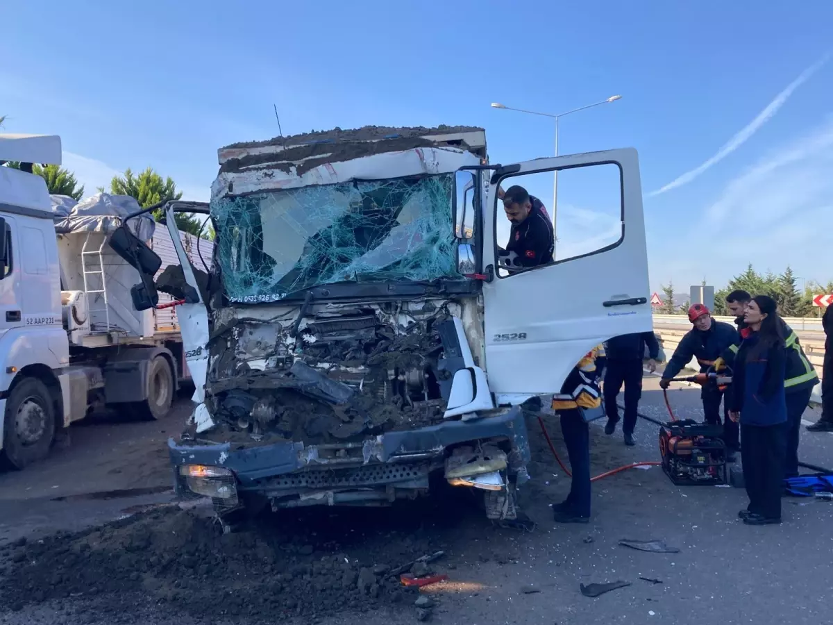 Kamyon TIR\'a Çarptı, Sürücü Sıkıştı