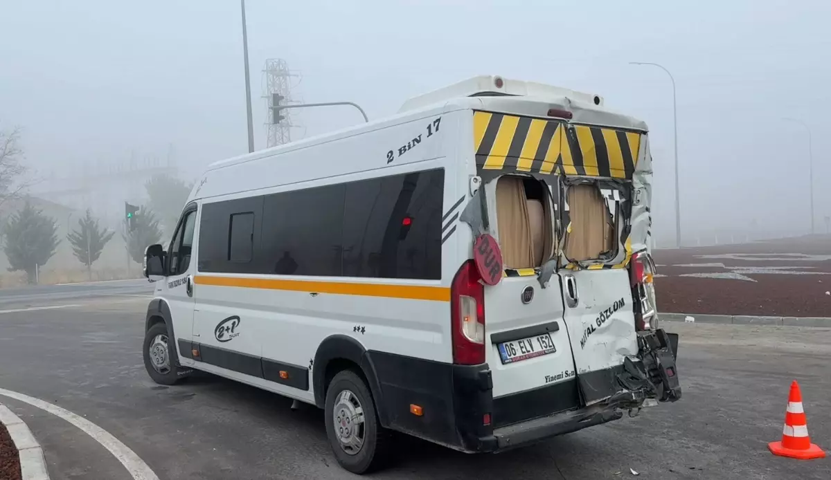 TIR\'ın Servis Minibüsüne Çarpması: 20 Yaralı