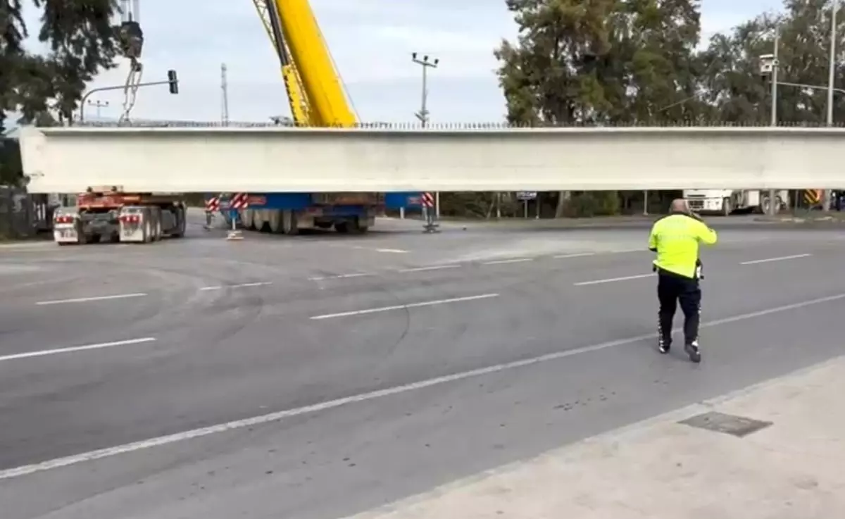 Erdemli\'de Tır Kazası Trafiği Kilitledi