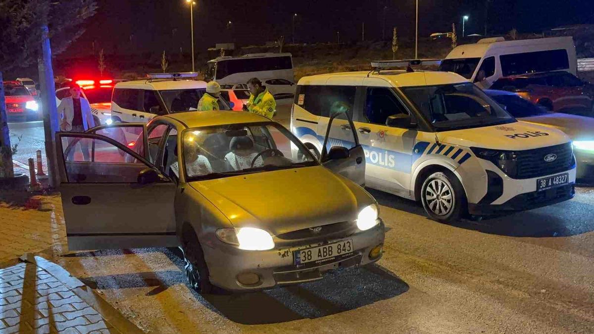Kayseri\'de \'Dur\' İhtarına Uymayan Şahıs Polise Çarptı