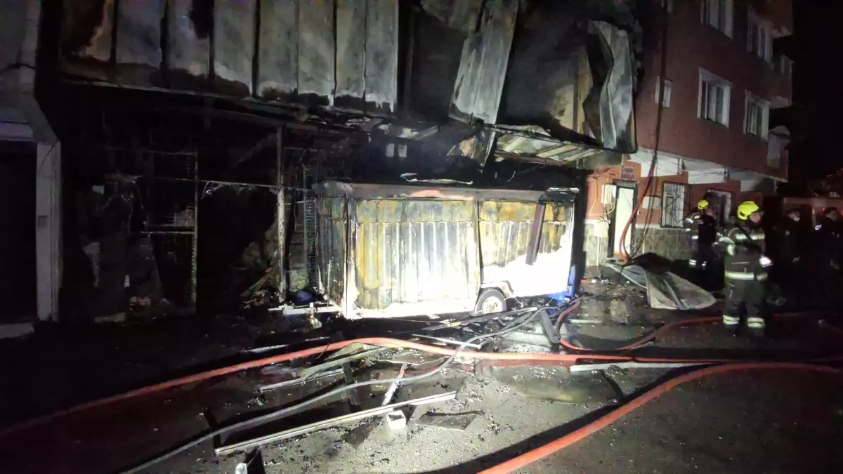 Bursa\'da Depo Yangını: Yangın Bitişikteki Binanı Etkiledi