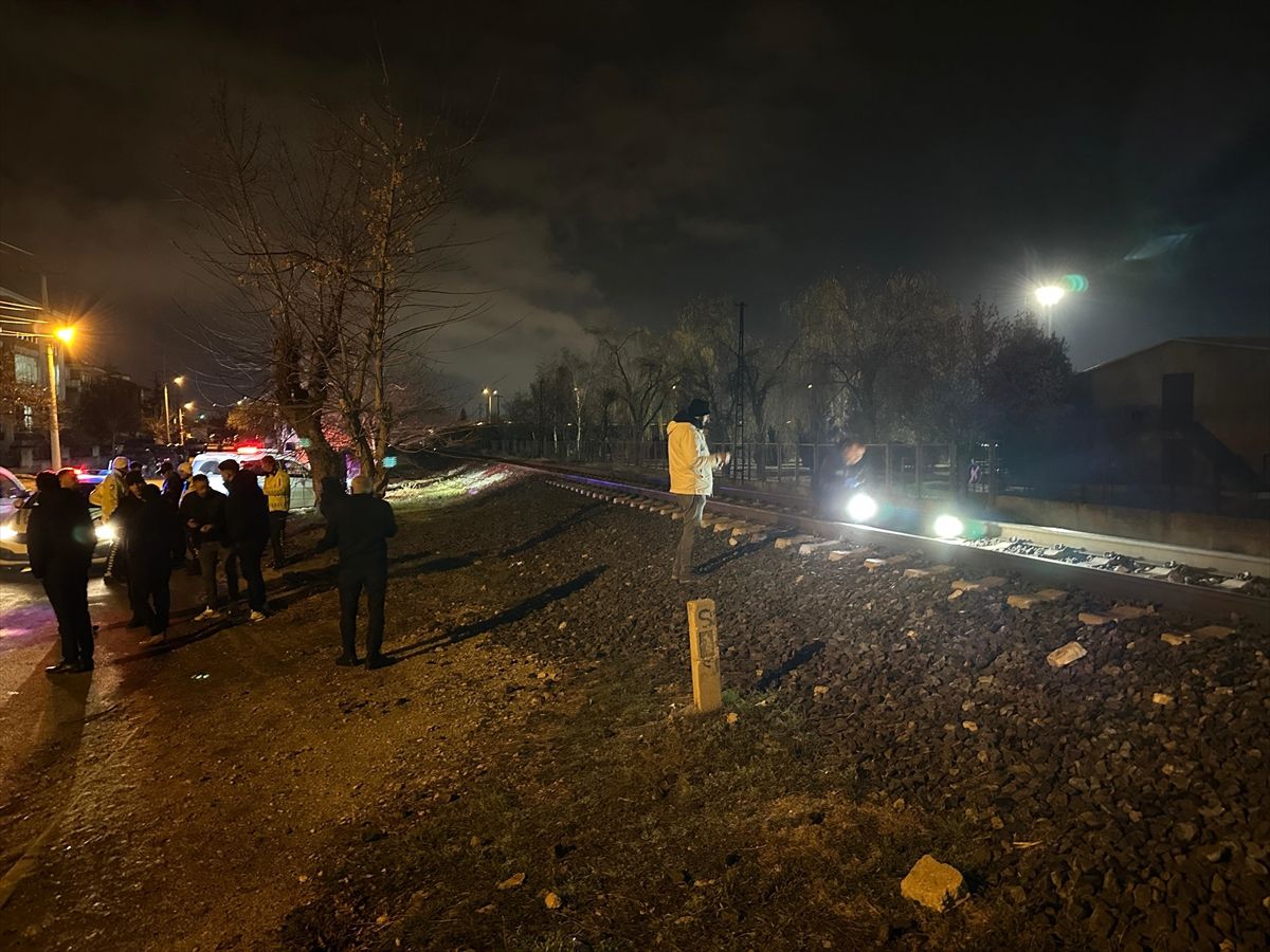 Tren Çarpması: 16 Yaşındaki Genç Hayatını Kaybetti