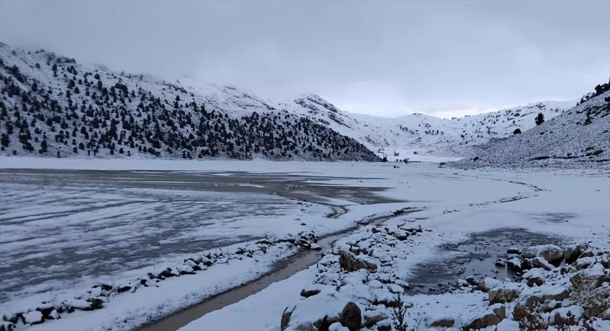 Antalya\'nın Yüksek Kesimleri Beyaza Büründü