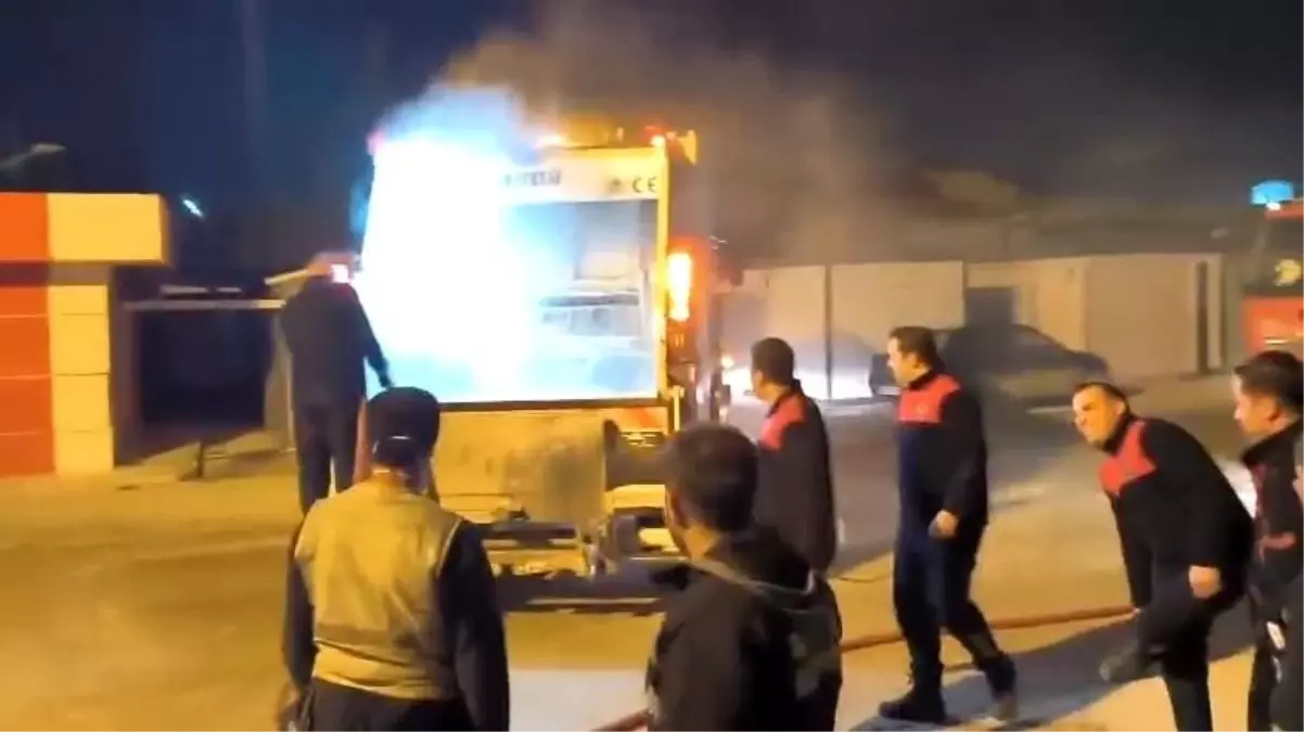 Çöp toplama sırasında kamyonu yandı, itfaiyeye sürdü