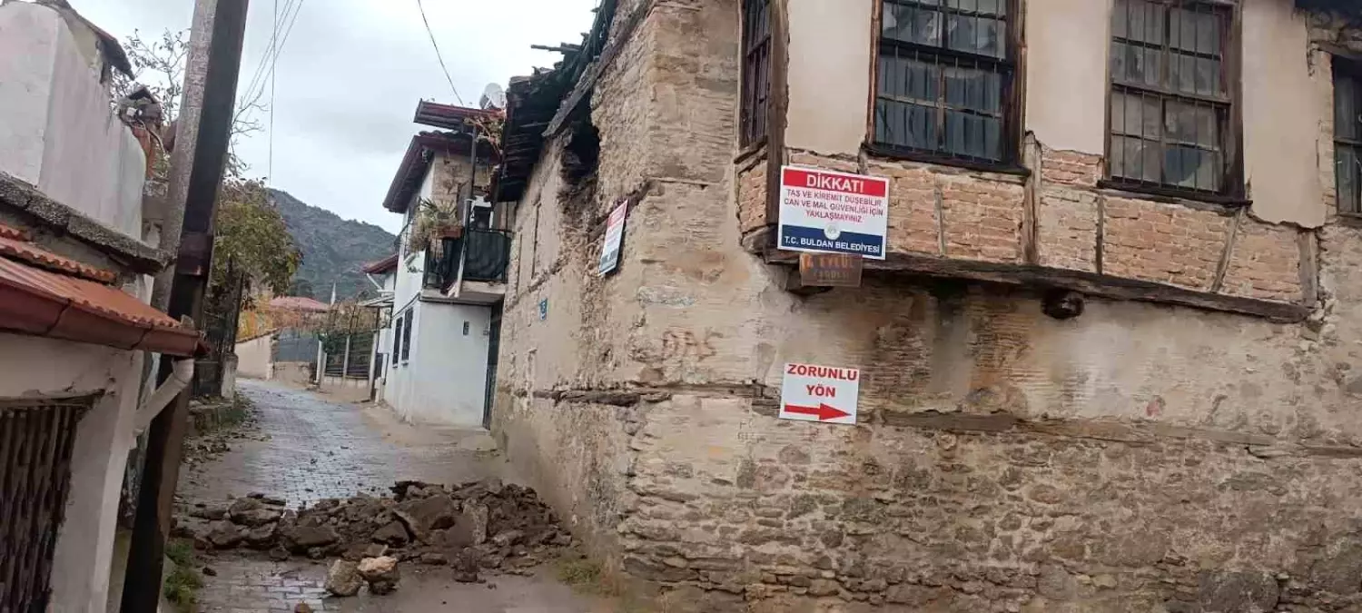 Buldan\'da Metruk Binanın Duvarı Düştü