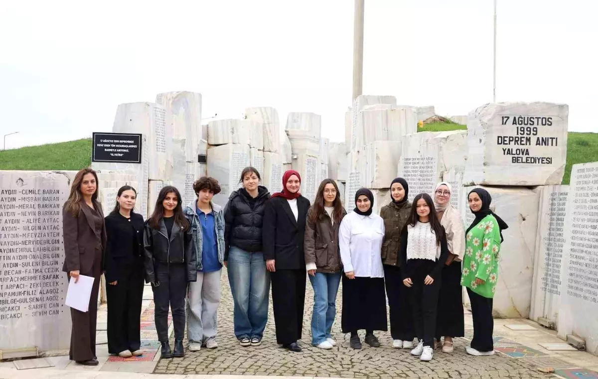 Deprem Anıtı\'nda gençlerden anlamlı çalışma
