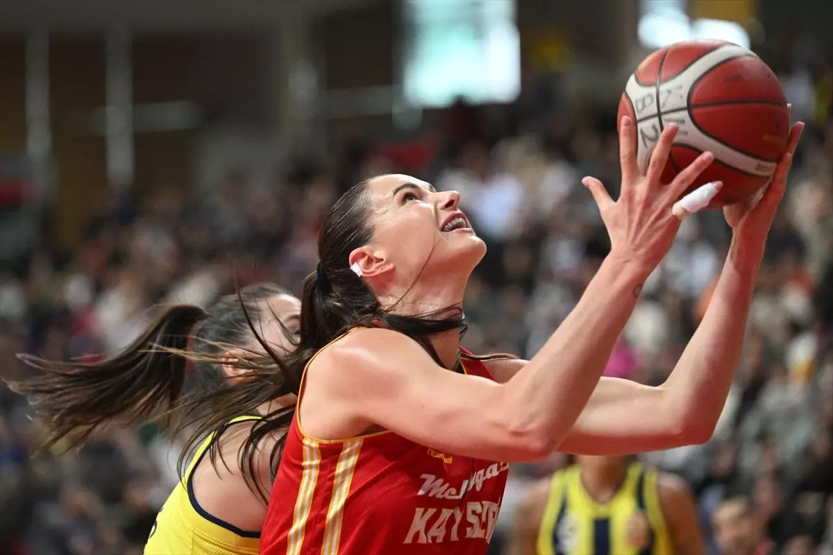 Fenerbahçe Opet, Kayseri\'yi Deplasmanda Yendi