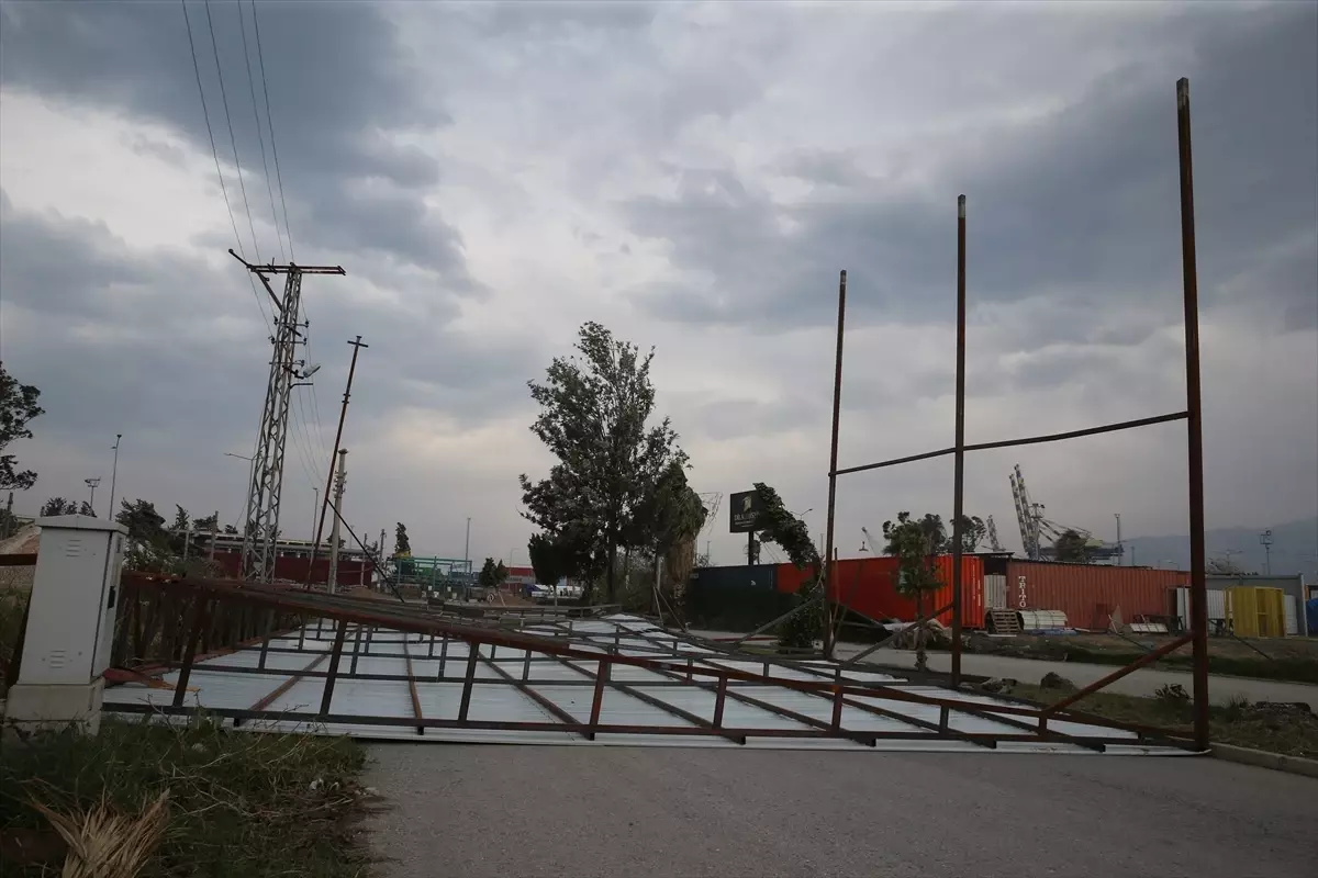 Fırtına Hatay\'da Evlere Zarar Verdi