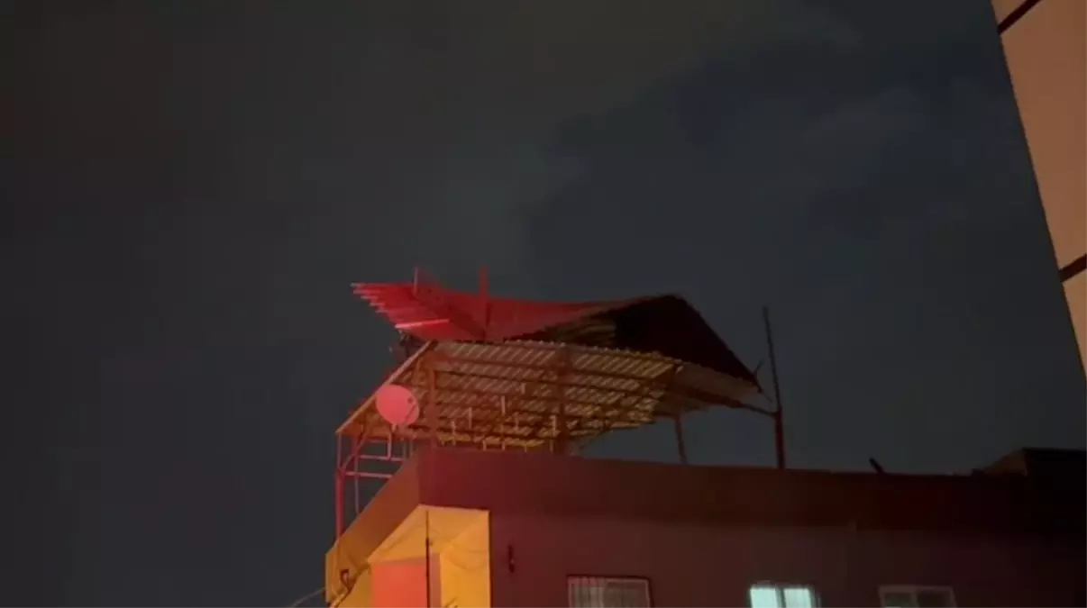 İskenderun\'da Kuvvetli Rüzgar Hasara Yol Açtı