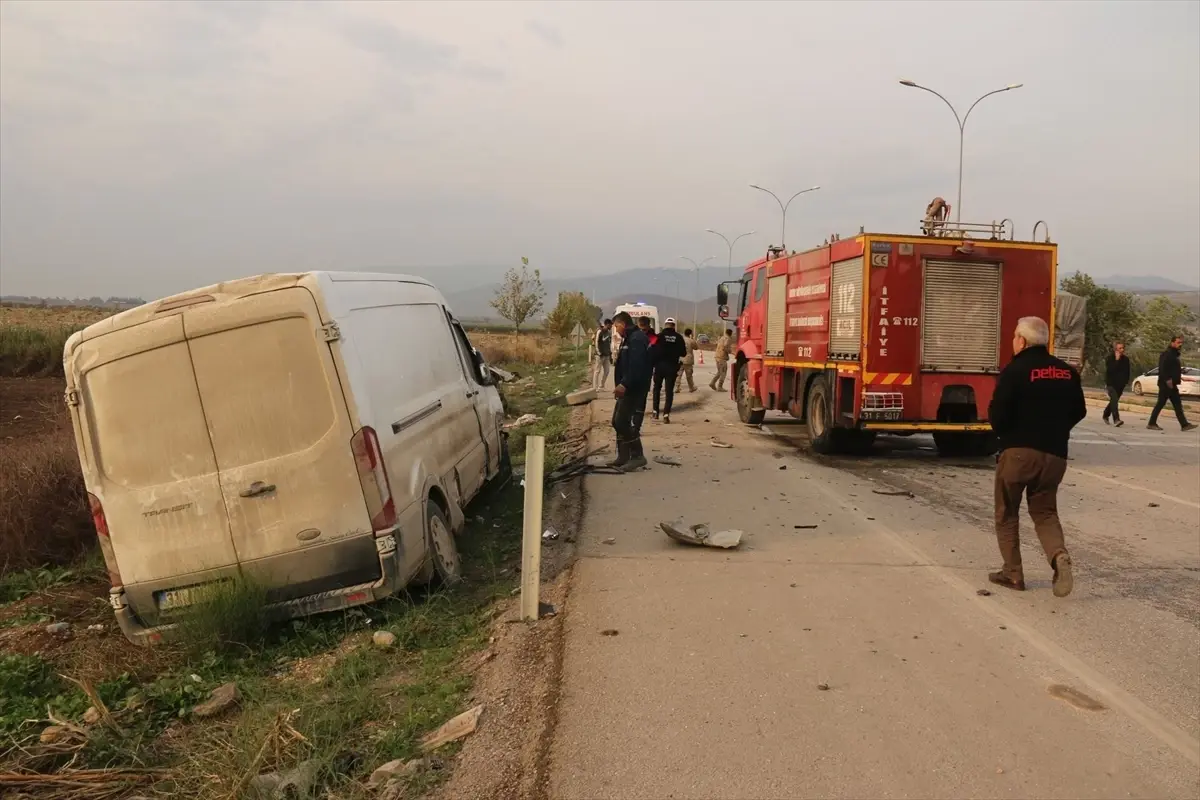 Kırıkhan\'da Minibüs-Camii Çarpması: 2 Yaralı