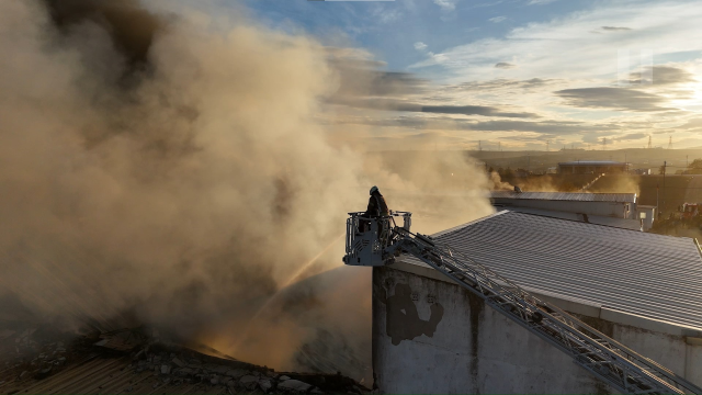 Kauçuk fabrikasında yangın! Dumanlar gökyüzünü kapladı