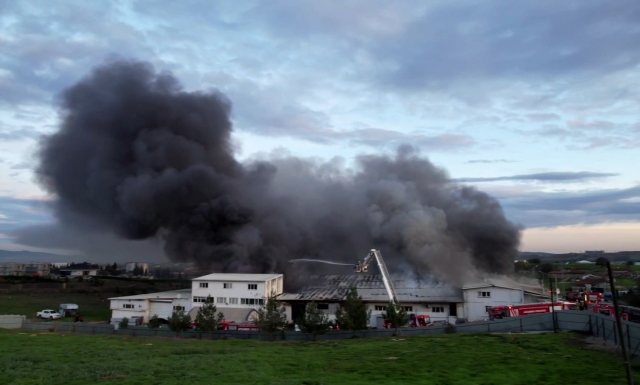 Kauçuk fabrikasında yangın! Dumanlar gökyüzünü kapladı