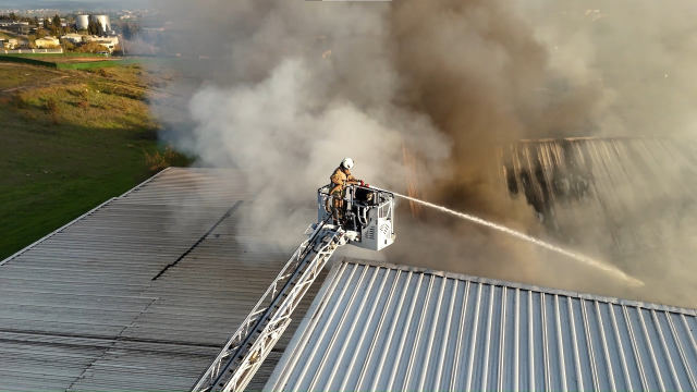 Kauçuk fabrikasında yangın! Dumanlar gökyüzünü kapladı