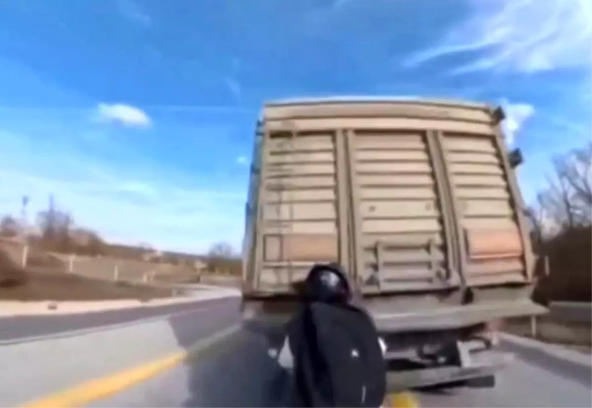 Kırklareli\'de Motosiklet Kamyona Çarptı