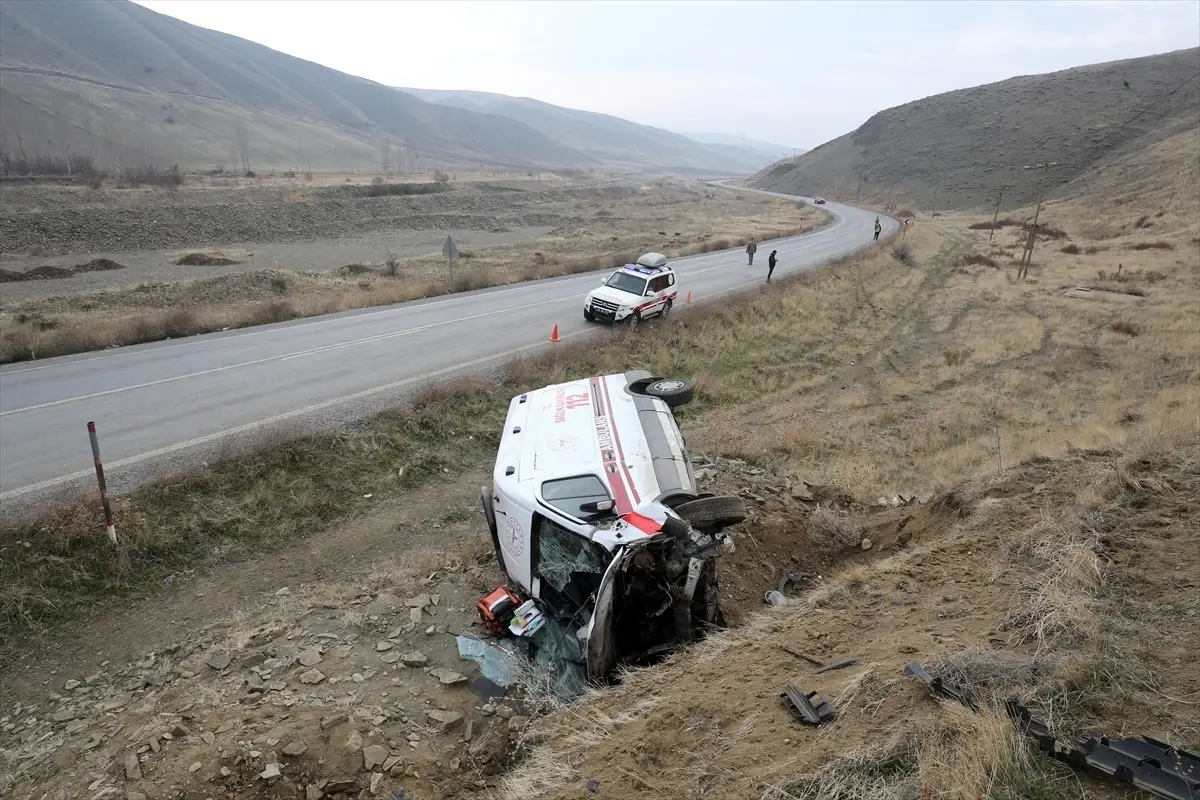 Muş\'ta Ambulans Devrildi: 3 Yaralı