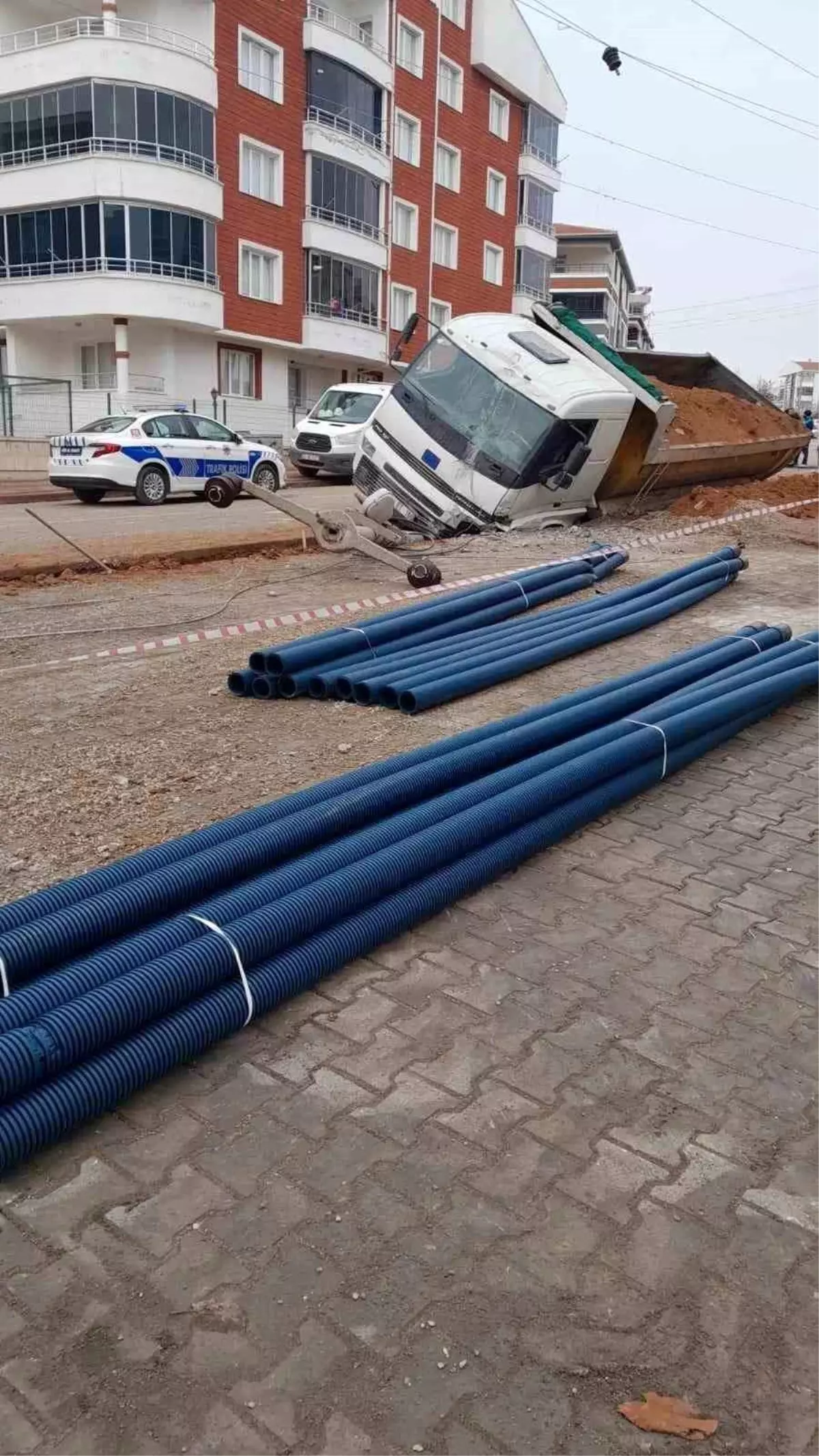 Kırşehir\'de Freni Çekilmeyen Kamyon Çukura Düştü